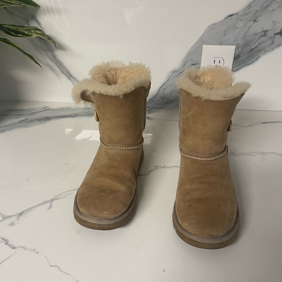 Tan UGGS size 4 - Picture 3 of 3